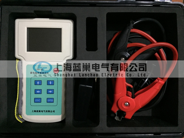 LCD-RL蓄電池容量測試儀，是快速準(zhǔn)確測量蓄電池健康狀態(tài)、荷電狀態(tài)以及連接電阻等參數(shù)的數(shù)字存儲(chǔ)式儀器。本儀表通過在線測試，能顯示并記錄單節(jié)及整組電池的電壓、內(nèi)阻、容量、溫度等重要參數(shù)，可自動(dòng)判別精確有效地挑出落后電池。